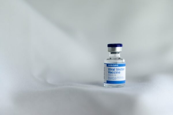 Peptides vs. Growth Factors: Choosing the Right Anti-Aging Serum